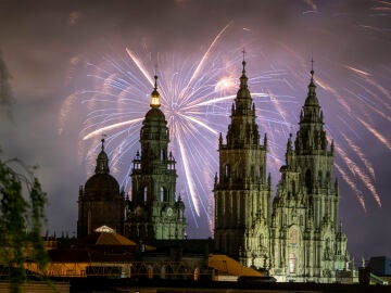  Imagen del tradicional espectáculo de fuegos artificiales hoy miércoles en Santiago de Compostela