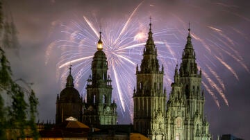  Imagen del tradicional espectáculo de fuegos artificiales hoy miércoles en Santiago de Compostela
