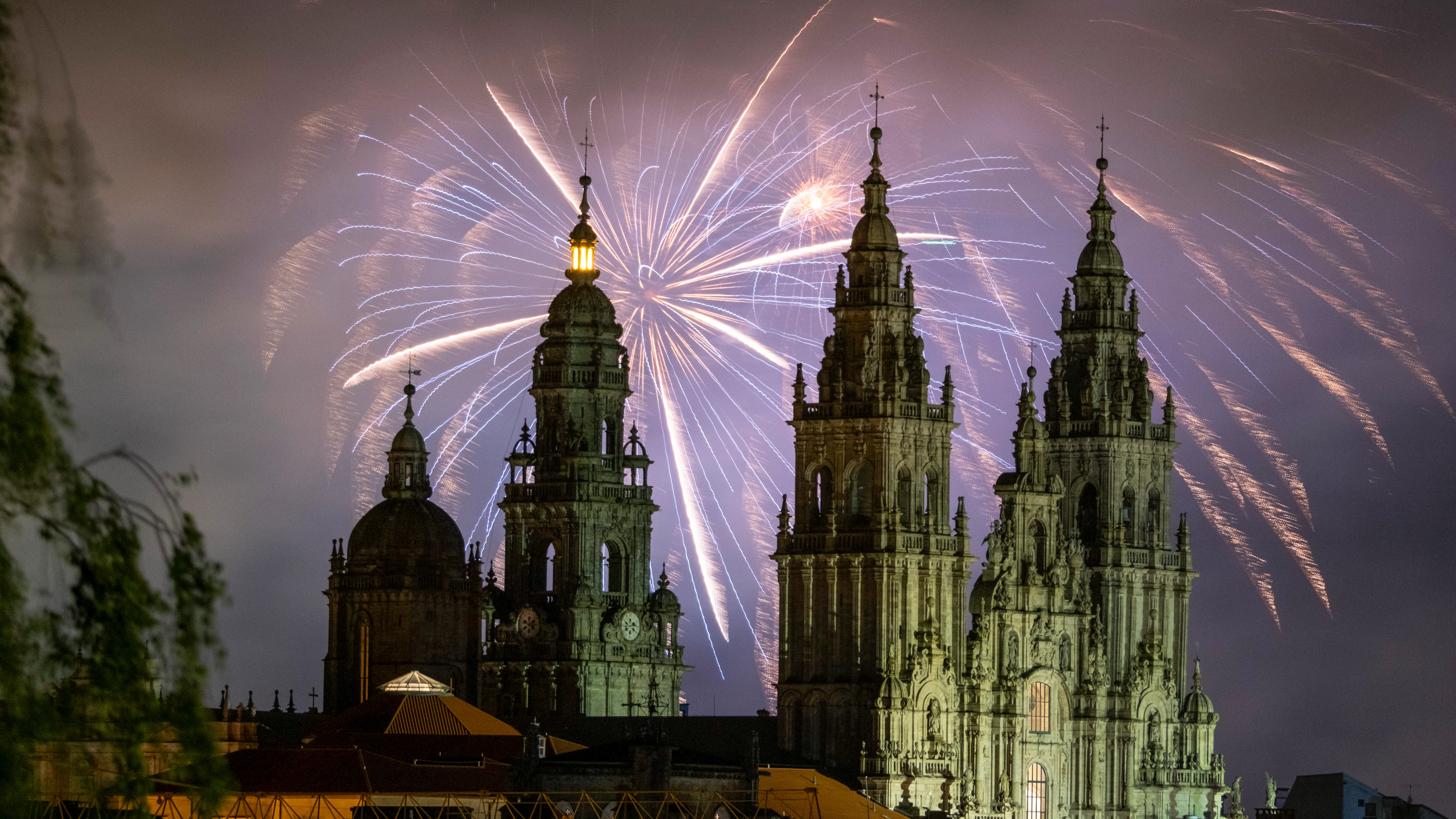  Imagen del tradicional espect&aacute;culo de fuegos artificiales hoy mi&eacute;rcoles en Santiago de Compostela