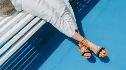 Mujer con sandalias Mujer con sandalias