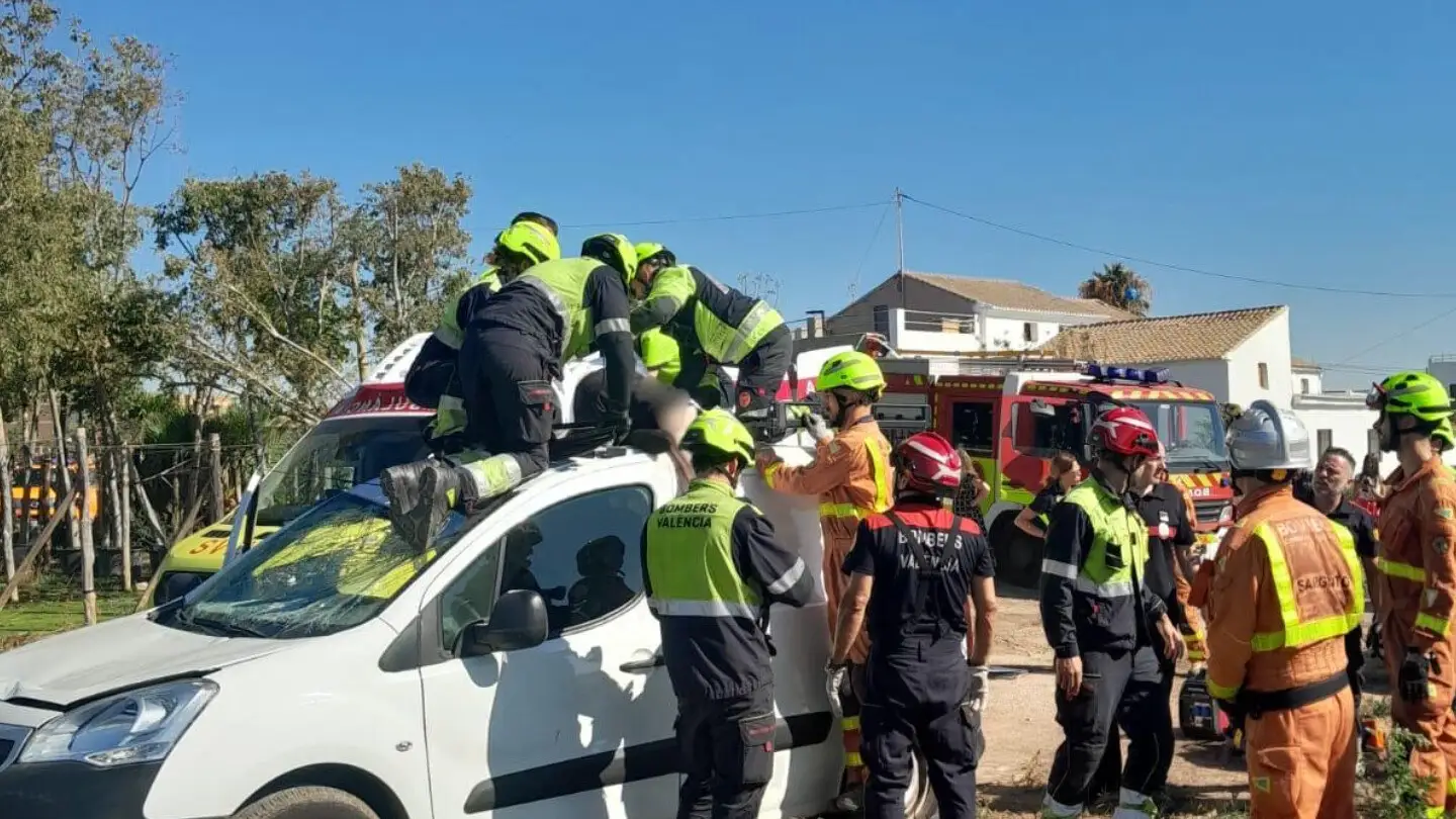Momento en el que los bomberos excarcelan al ciclista Momento en el que los bomberos excarcelan al ciclista