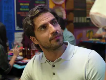 Así comienza Los artistas: una camarera ayuda a un joven a timar a unos extranjeros Así comienza Los artistas: una camarera ayuda a un joven a timar a unos extranjeros