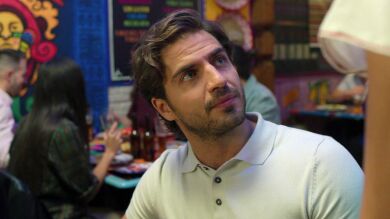 Así comienza Los artistas: una camarera ayuda a un joven a timar a unos extranjeros