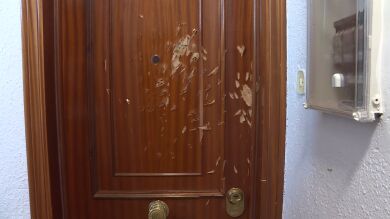 Infierno en un edificio de Valladolid: una vecina destroza con un hacha la puerta de otro