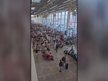 Turistas españoles en el aeropuerto de Albania