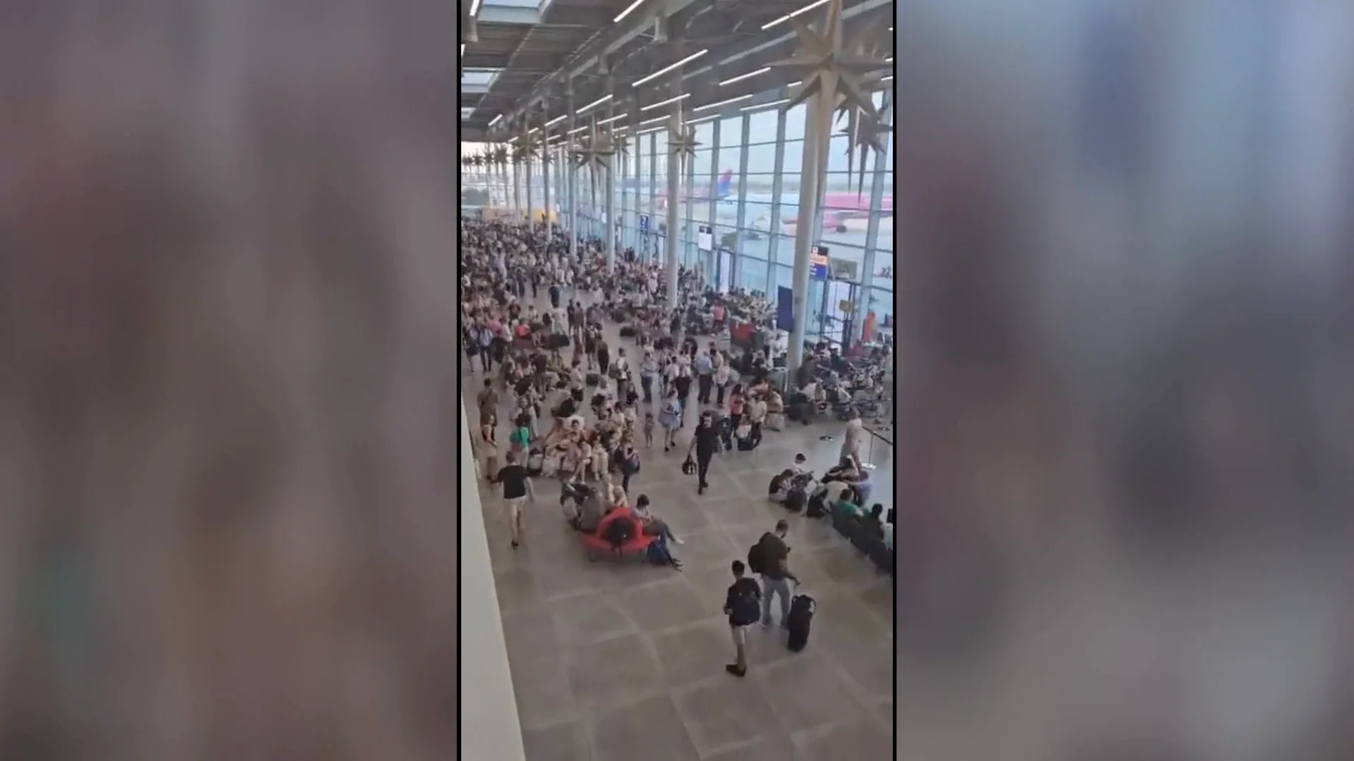 Turistas espa&ntilde;oles en el aeropuerto de Albania