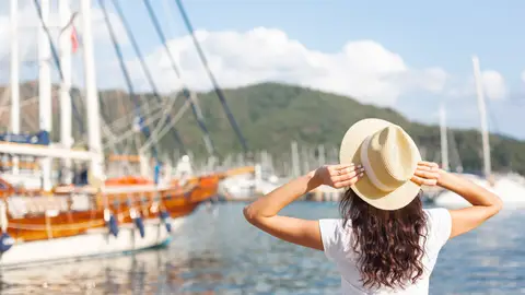 Una mujer en un puerto marítimo Una mujer en un puerto marítimo