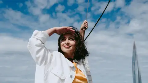 Mujer feliz en un barco Mujer feliz en un barco