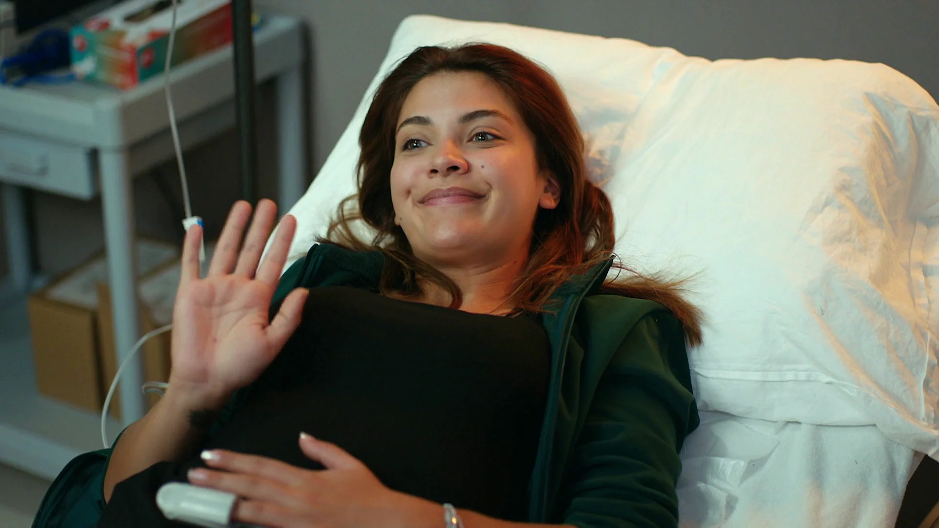 ¿Un flechazo? Kumru se queda asombrada con Selim, el médico que la atiende en el hospital ¿Un flechazo? Kumru se queda asombrada con Selim, el médico que la atiende en el hospital