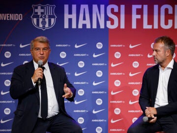 Joan Laporta habla ante los medios en la presentación de Hansi Flick