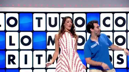 Laura Moure y los concursantes bailan al ritmo de una pegadiza canción en La ruleta de la suerte Laura Moure y los concursantes bailan al ritmo de una pegadiza canción en La ruleta de la suerte