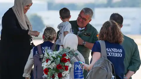 Niños gazatíes son atendidos por personal sanitario español Niños gazatíes son atendidos por personal sanitario español
