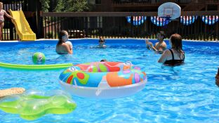 Ni&ntilde;os jugando en una piscina