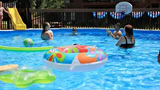 Niños jugando en una piscina Niños jugando en una piscina