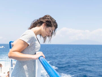 Una mujer en el exterior de un barco