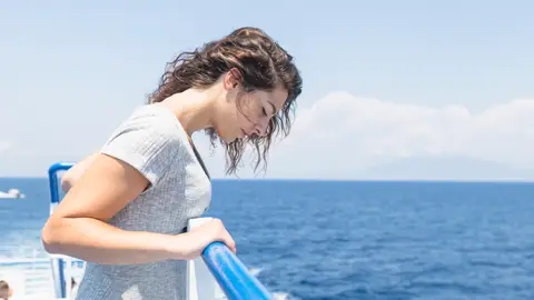 Una mujer en el exterior de un barco Una mujer en el exterior de un barco