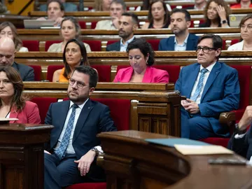 Pere Aragonès, la portavoz del PSC en el Parlament, y el líder del PSC, Salvador Illa durante una sesión plenaria, en el Parlament de Catalunya Pere Aragonès, la portavoz del PSC en el Parlament, y el líder del PSC, Salvador Illa durante una sesión plenaria, en el Parlament de Catalunya