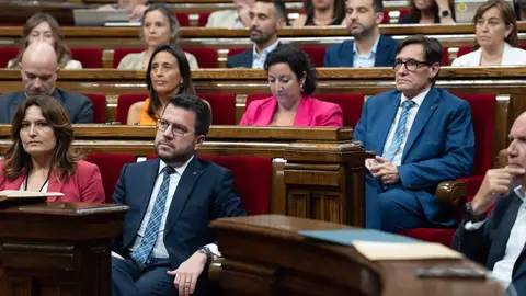 Pere Aragonès, la portavoz del PSC en el Parlament, y el líder del PSC, Salvador Illa durante una sesión plenaria, en el Parlament de Catalunya Pere Aragonès, la portavoz del PSC en el Parlament, y el líder del PSC, Salvador Illa durante una sesión plenaria, en el Parlament de Catalunya