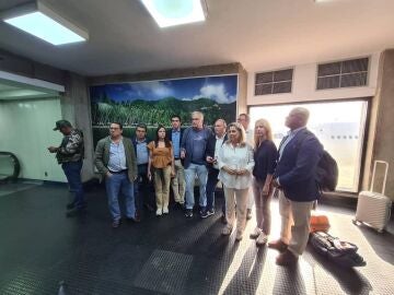 Los diez retenido del Partido Popular en el aeropuerto de Caracas.