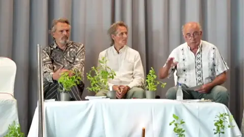 Miguel Bosé da la cara en el polémico acto en defensa de las terapias alternativas en Mallorca Miguel Bosé da la cara en el polémico acto en defensa de las terapias alternativas en Mallorca