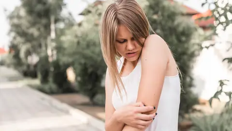 Mujer rascándose Mujer rascándose