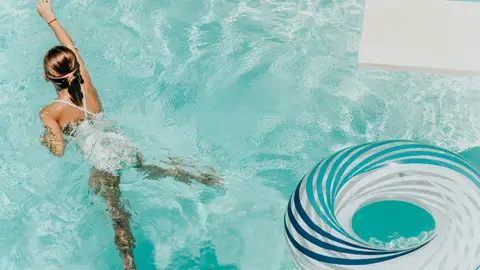 Niña bañándose en la piscina Niña bañándose en la piscina