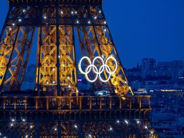 La Torre Eiffel con los aros olímpicos. 
