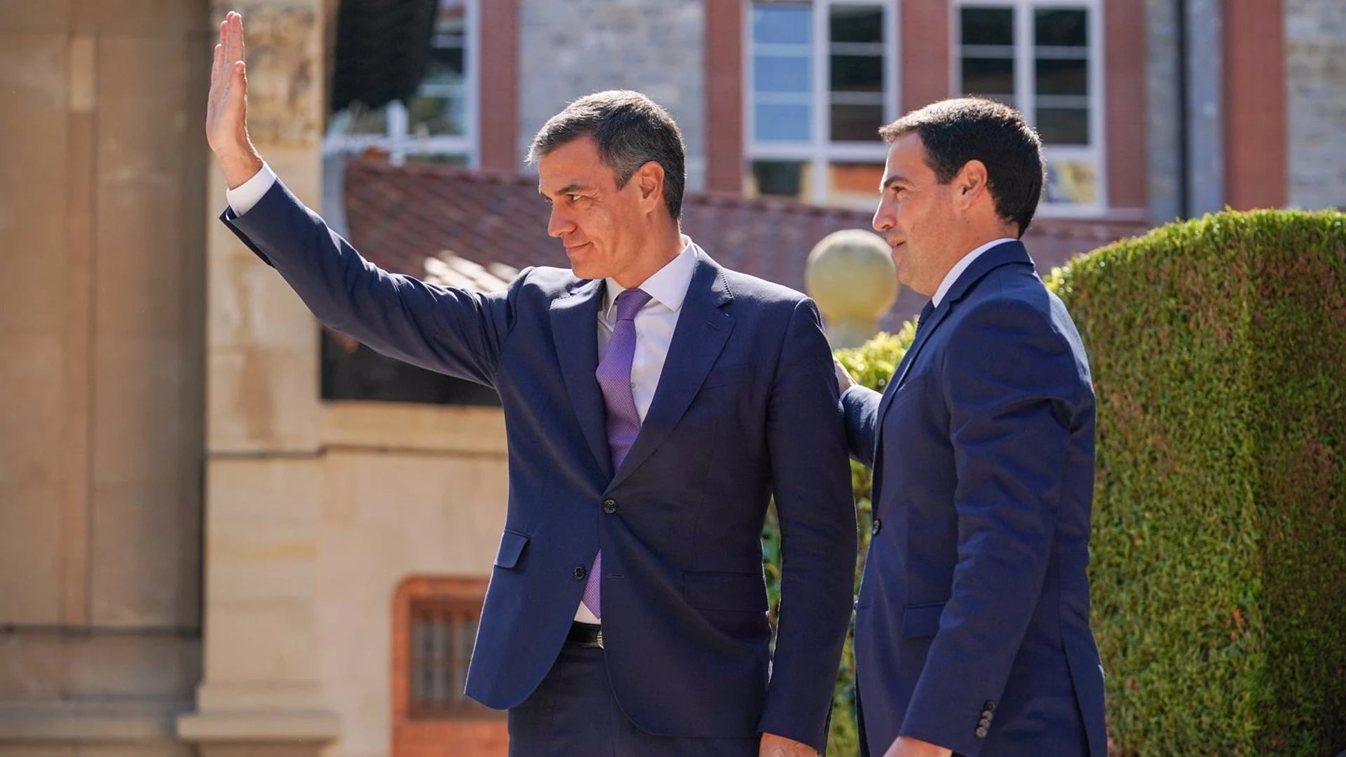 Pradales y Sánchez abordan el cumplimiento del Estatuto y el desarrollo del autogobierno desde la colaboración Pradales y Sánchez abordan el cumplimiento del Estatuto y el desarrollo del autogobierno desde la colaboración