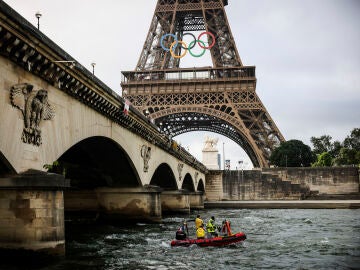 Todo preparado para los Juegos Olímpicos 2024 con la Torre Eiffel de fondo, a orillas del río Sena.