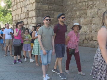 Turistas esperan en una cola en Sevilla