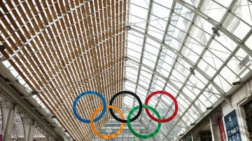 Una vista de los anillos olímpicos en la estación de tren Gare de Lyon