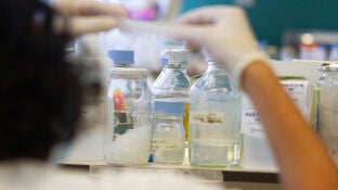 Investigadores trabajando en el laboratorio