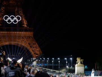 Vista de la Plaza de Trocadero y la Torre Eiffel durante la entrega de la bandera olímpica 