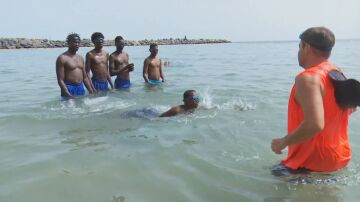 Migrantes aprendiendo a nadar en Canarias