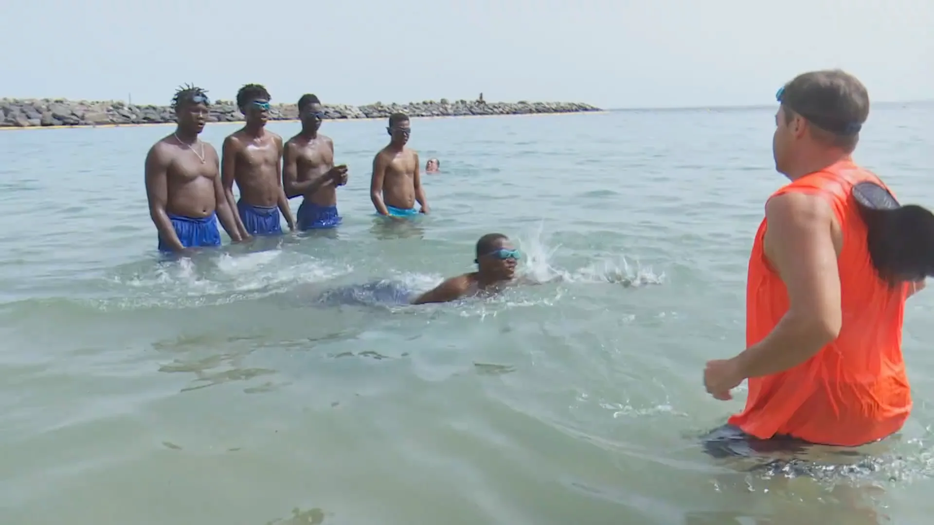 Migrantes aprendiendo a nadar en Canarias Migrantes aprendiendo a nadar en Canarias