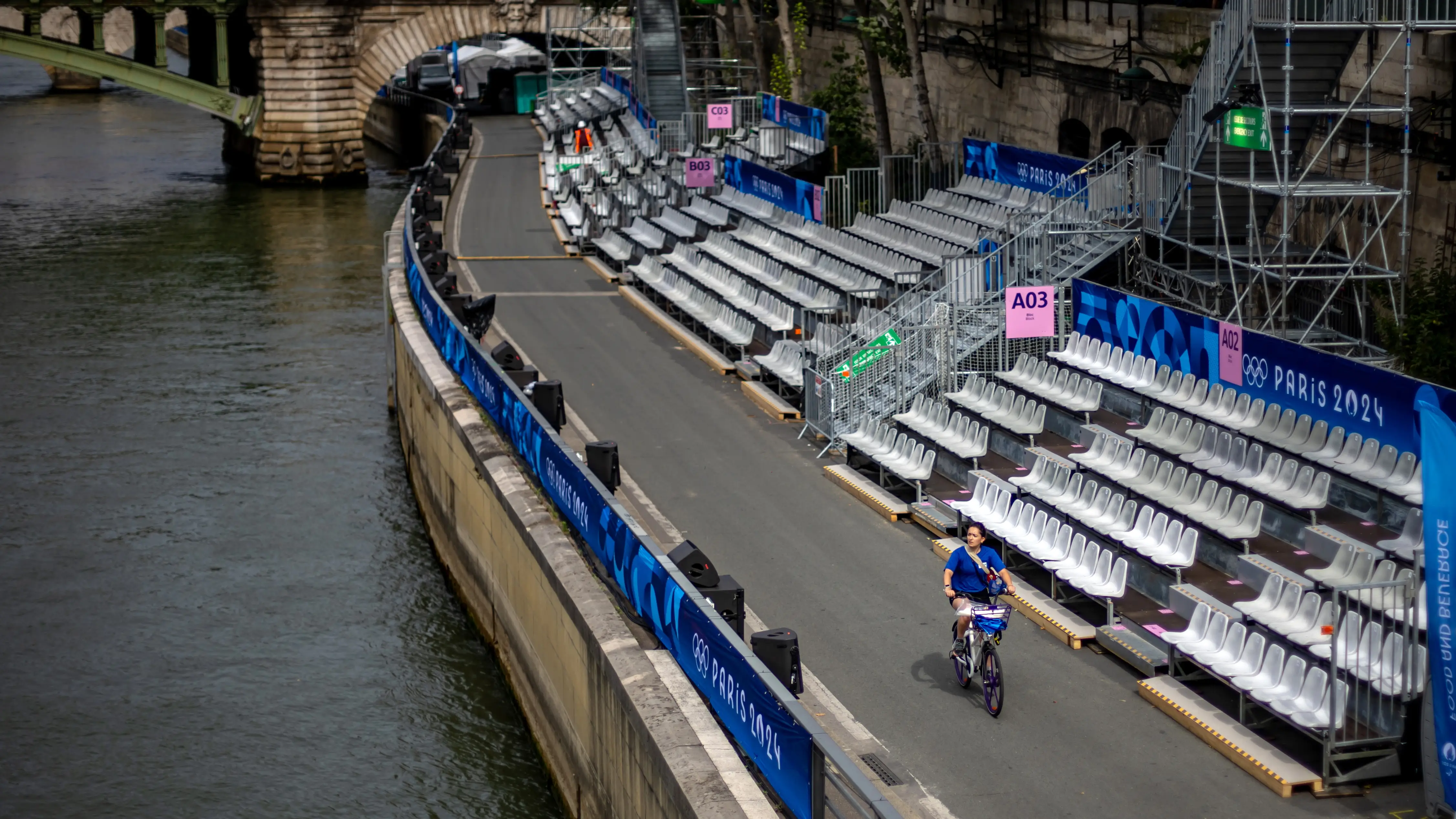 Gradas junto al río Sena, lugar de la ceremonia de inauguración de París 2024 Gradas junto al río Sena, lugar de la ceremonia de inauguración de París 2024