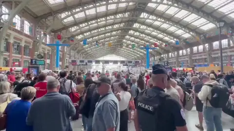 Estaciones llenas por el boicot a los trenes en Francia Estaciones llenas por el boicot a los trenes en Francia