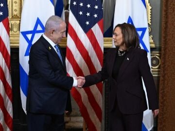 El primer ministro de Israel, Benjamin Netanyahu, saluda a la vicepresidenta de Estados Unidos, Kamala Harris
