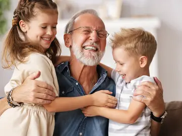 Un abuelo con sus nietos Un abuelo con sus nietos