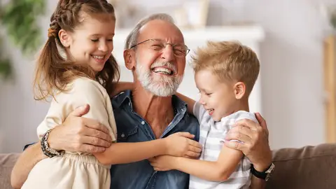 Un abuelo con sus nietos Un abuelo con sus nietos
