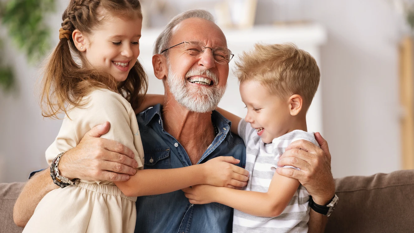Un abuelo con sus nietos