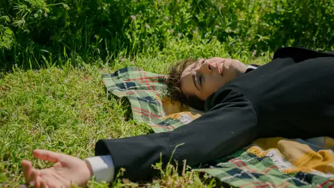 Mateo "tirado" en el campo tras ser atacado por una culebra en el capítulo 107 de Sueños de libertad. Mateo "tirado" en el campo tras ser atacado por una culebra en el capítulo 107 de Sueños de libertad.