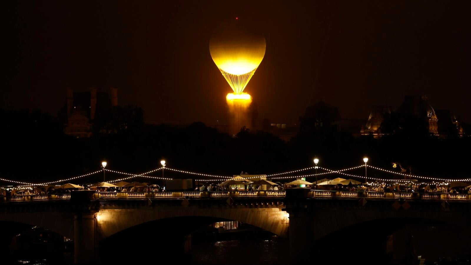 París inaugura los Juegos 2024 con una ceremonia inédita en el Sena y la llama olímpica en un globo aerostático