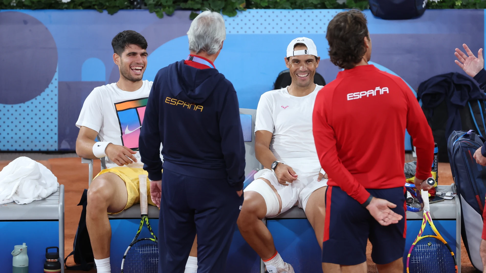 Nadal y Alcaraz bromean este viernes en París Nadal y Alcaraz bromean este viernes en París