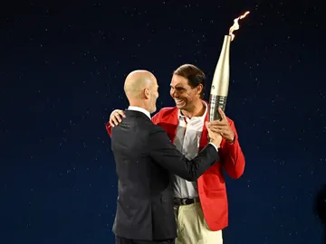 Zidane pasa la antorcha olímpica a Rafa Nadal Zidane pasa la antorcha olímpica a Rafa Nadal