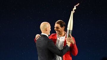Zidane pasa la antorcha olímpica a Rafa Nadal