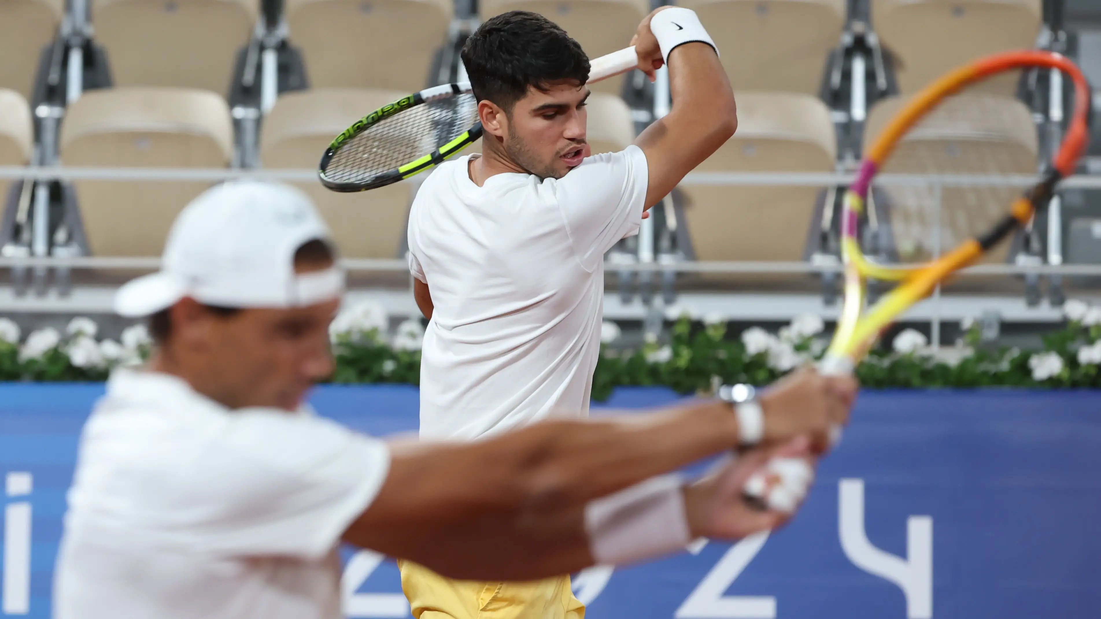Carlos Alcaraz y Rafa Nadal se ejercitan en París Carlos Alcaraz y Rafa Nadal se ejercitan en París