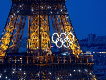 La Torre Eiffel con los aros olímpicos