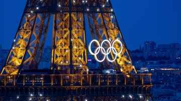 La Torre Eiffel con los aros olímpicos