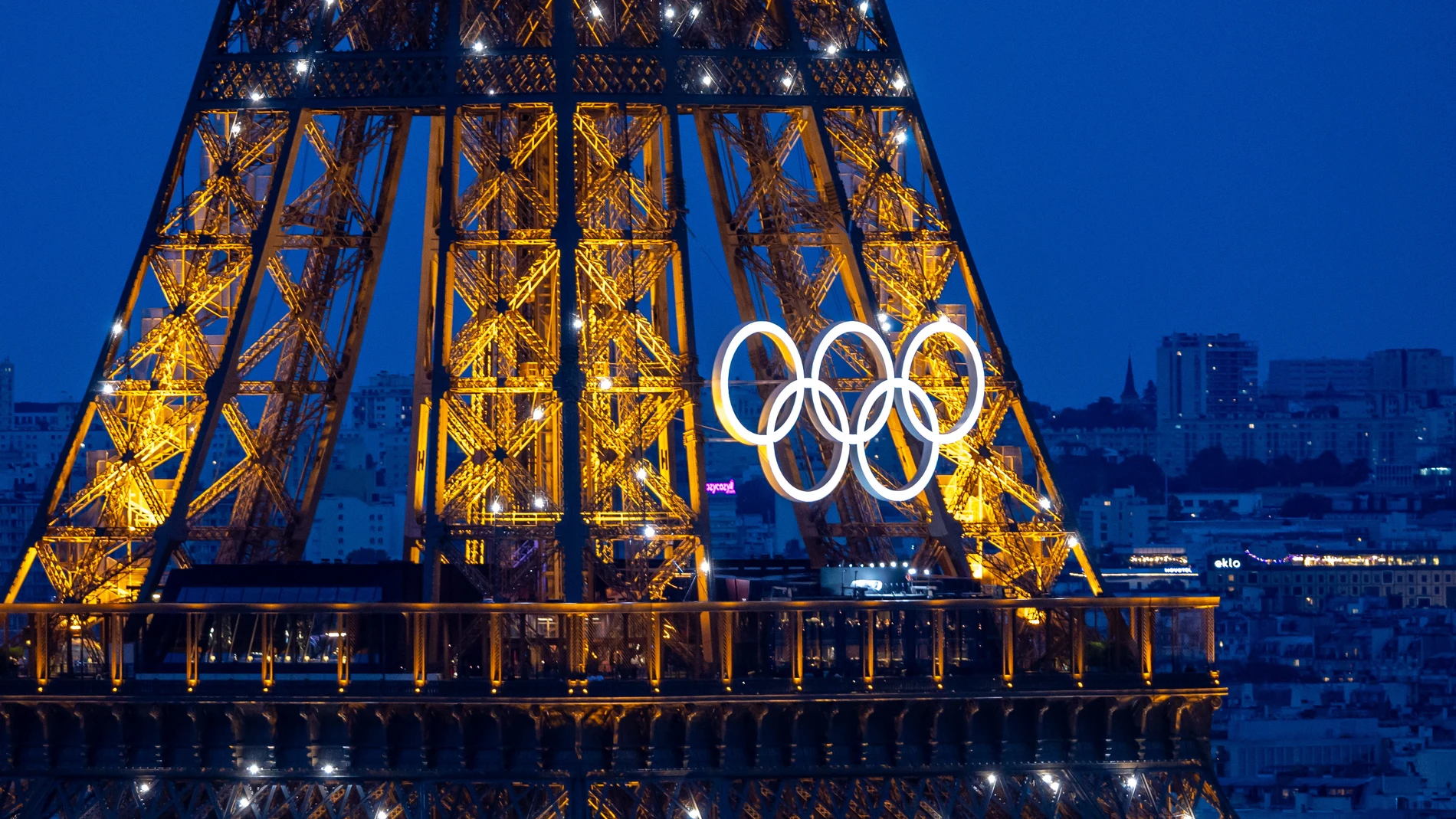 La Torre Eiffel con los aros olímpicos La Torre Eiffel con los aros olímpicos